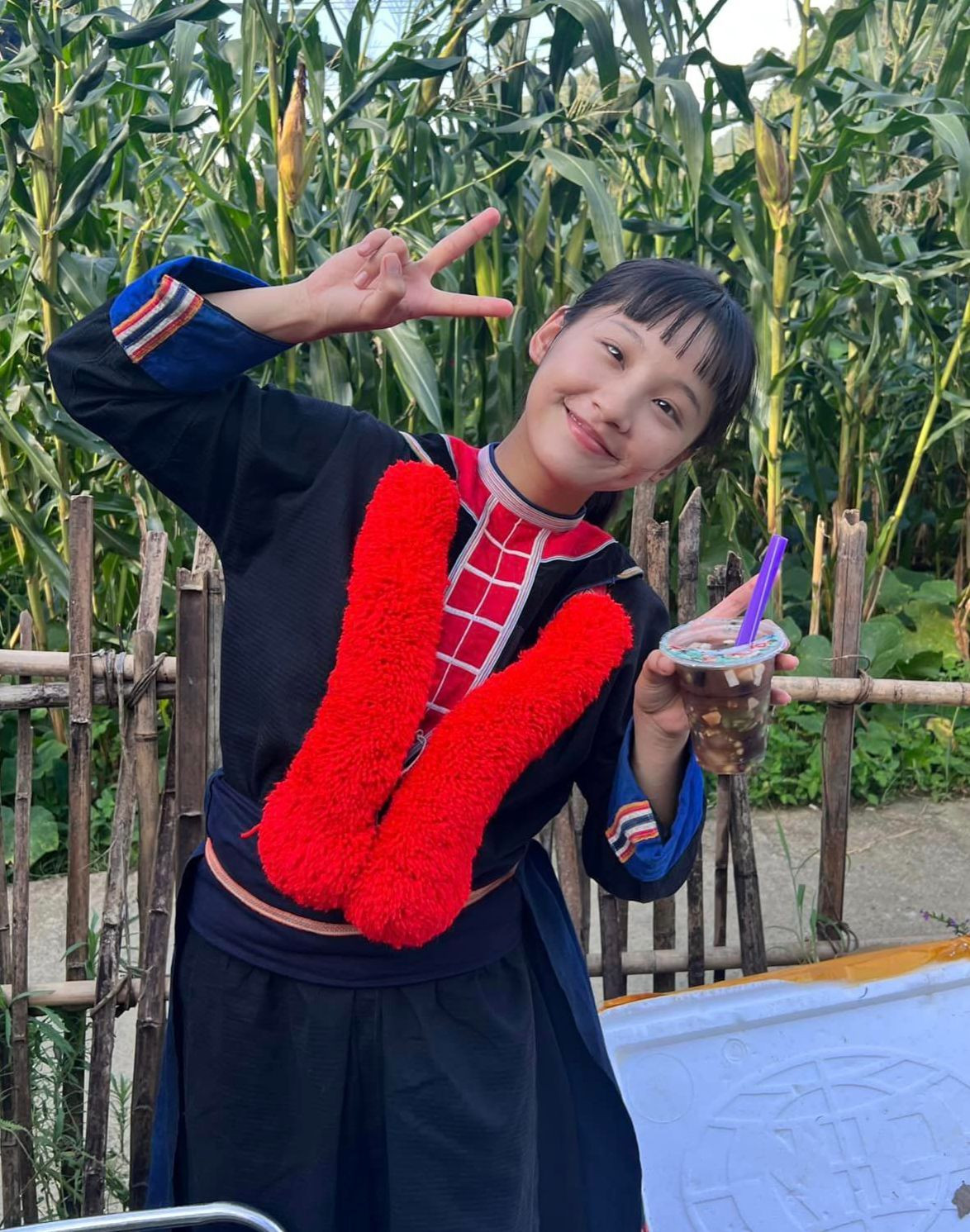 Thu Hà Ceri trở thành cái tên chiếm sóng mạng xã hội những ngày qua nhờ vai Pu trong phim truyền hình giờ vàng Đi giữa trời rực rỡ. Trong phim, vai Pu là cô gái Dao đỏ xinh đẹp, học giỏi, mới nhận giấy trúng tuyển vào đại học. Pu có ước mơ rời bản, đến thành phố học tập và được cậu bạn thuở nhỏ - Chải (Long Vũ đóng) - yêu say đắm, muốn cưới làm vợ.