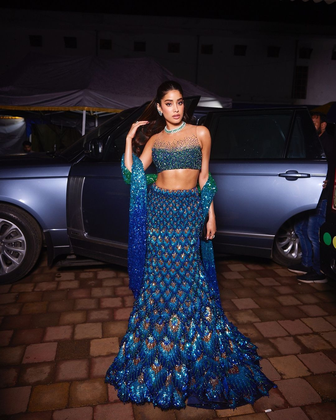 Janhvi Kapoor diện bộ lehenga đính sequin lấy cảm hứng từ con công của Manish Malhotra.