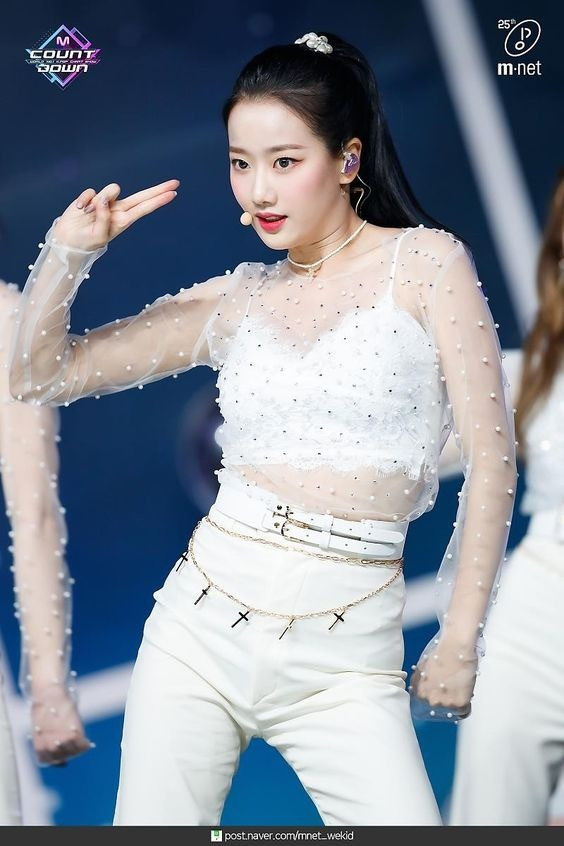 Sự nghiệp đang trên đà phát triển đã bị kéo xuống vực sâu khi cô vướng nghi vấn bắt nạt thành viên cùng nhóm. Cụ thể, một cư dân mạng tự xưng là là em trai của cựu thành viên April - Lee Hyun Joo - tố Naeun bắt nạt chị gái khiến cô này trầm cảm và từng có ý định tự vẫn.