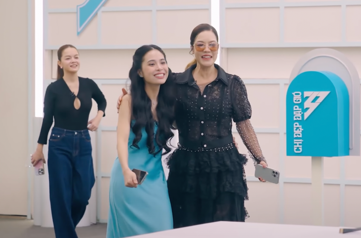 Ca nương Kiều Anh (váy xanh) và Thu Phương ôm nhau trong tập 2 Chị đẹp đạp gió.