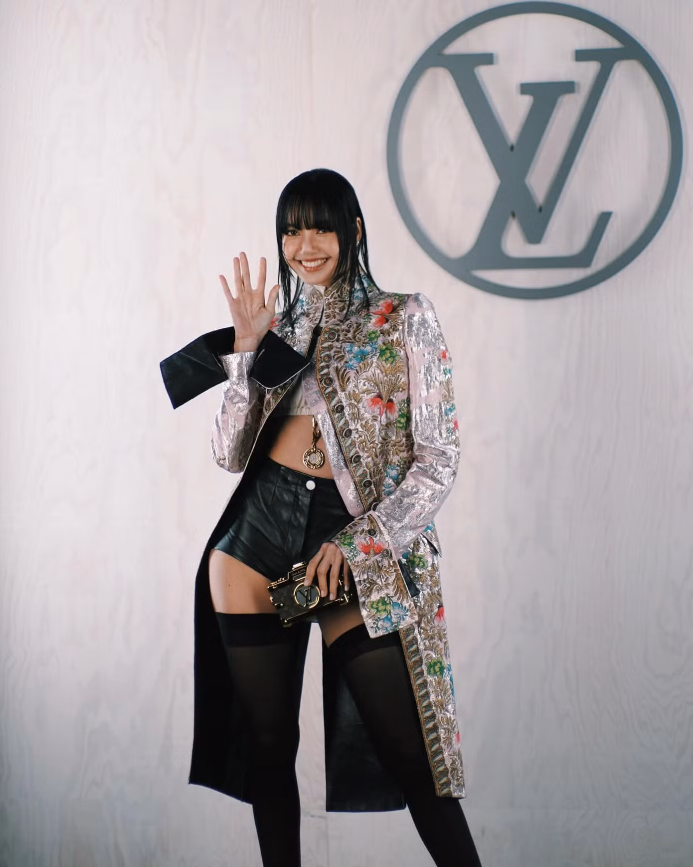 Người đẹp sinh năm 1997 áo crop top, quần hotpants siêu ngắn, kết hợp cùng áo khoác thêu hoa, mang tinh thần của Louis Vuitton. Trong tay là túi xách hình camera với cấu trúc rương điển hình của hãng. Set đồ của Lisa đến từ BST Louis Vuitton Xuân Hè 2018. Người đẹp sinh năm 1997 áo crop top, quần hotpants siêu ngắn, kết hợp cùng áo khoác thêu hoa, mang tinh thần của Louis Vuitton. Trong tay là túi xách hình camera với cấu trúc rương điển hình của hãng. Set đồ của Lisa đến từ BST Louis Vuitton Xuân Hè 2018.