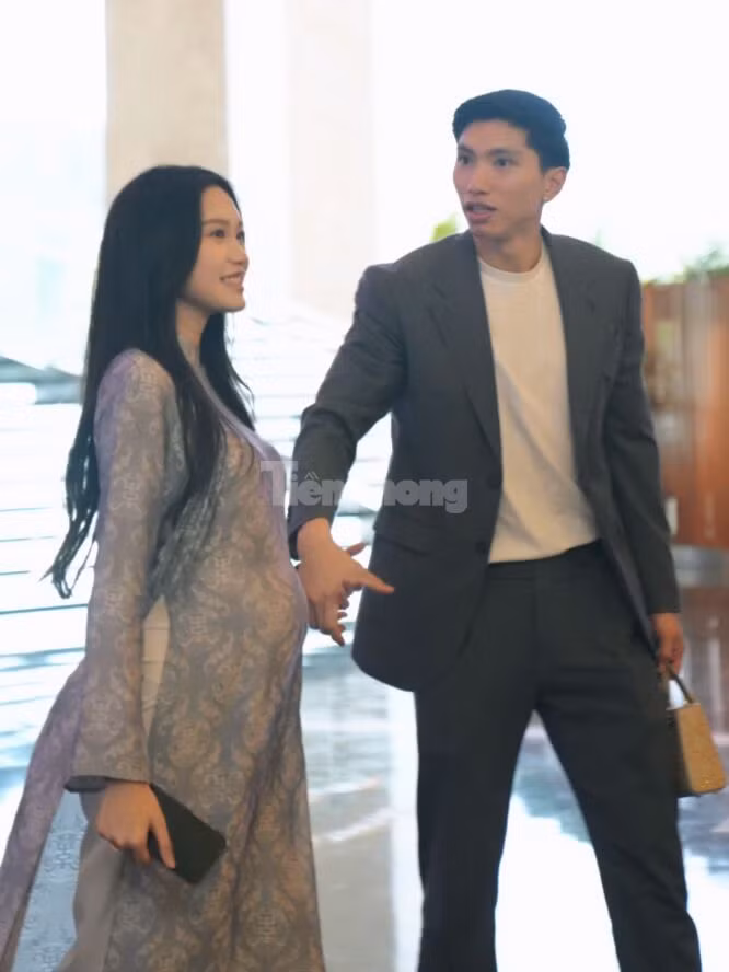 Cầu thủ Đoàn Văn Hậu nắm tay vợ Doãn Hải My cùng đến địa điểm tổ chức tiệc cưới. Cả hai trước đó đều dự hôn lễ của Quang Hải ở Đông Anh (Hà Nội). Ảnh: Trọng Tài.