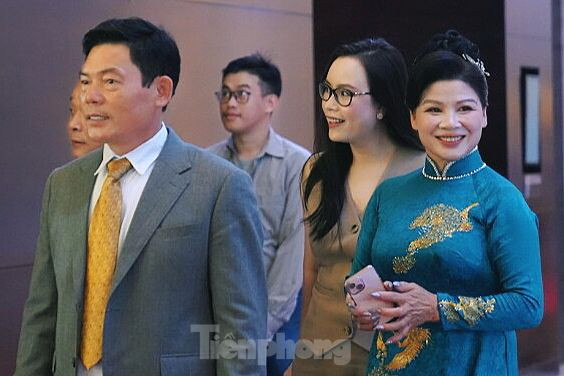 Chiều 6/4, bố mẹ Quang Hải và Chu Thanh Huyền có mặt trong ngày trọng đại của hai con. Hai bên thông gia đi cùng nhau vào bên trong khách sạn năm sao. Bữa tiệc ngoài trời thân mật thông báo tin có con trai đầu lòng được vợ chồng cầu thủ sinh năm 1997 tổ chức. Ảnh: Trọng Tài.