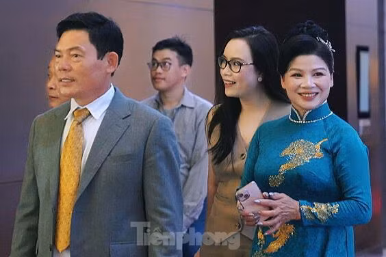 Chiều 6/4, bố mẹ Quang Hải và Chu Thanh Huyền có mặt trong ngày trọng đại của hai con. Hai bên thông gia đi cùng nhau vào bên trong khách sạn năm sao. Bữa tiệc ngoài trời thân mật thông báo tin có con trai đầu lòng được vợ chồng cầu thủ sinh năm 1997 tổ chức. Ảnh: Trọng Tài.
