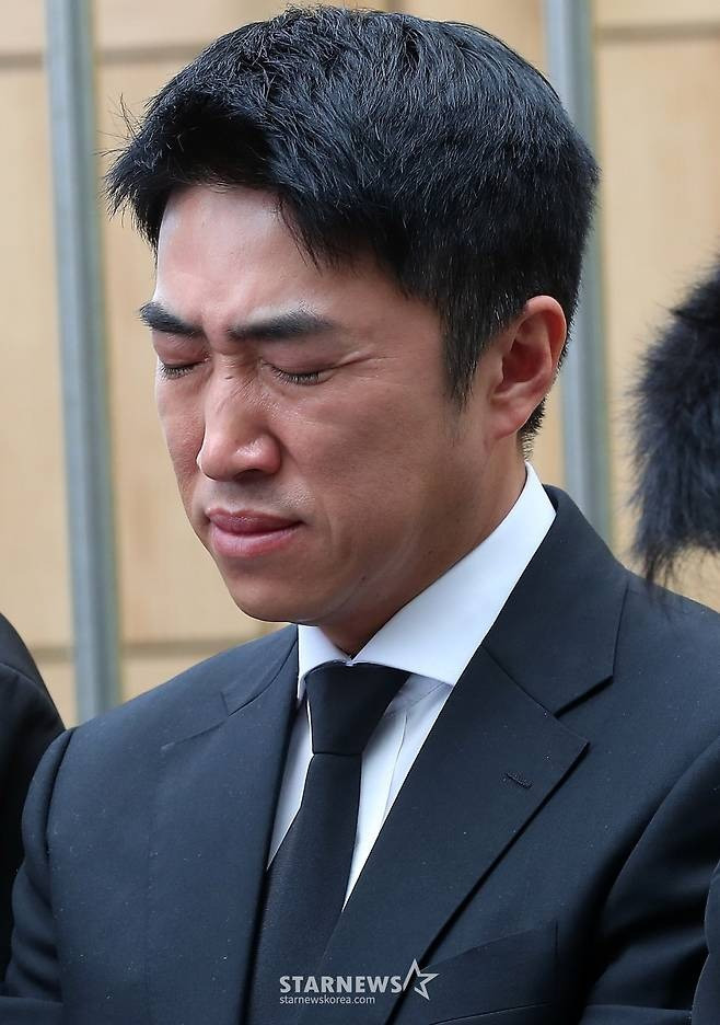 Dàn diễn viên không cầm được nước mắt tiễn đưa Kim Soo Mi về nơi an nghỉ cuối cùng. Ảnh: Starnews.