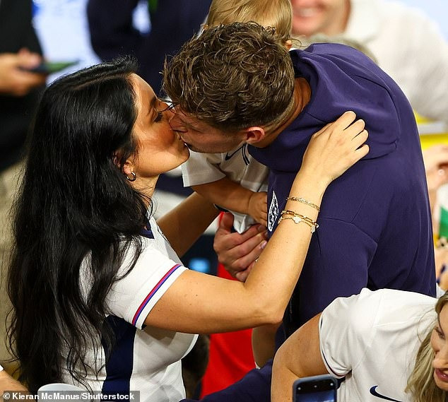John Stones và bạn gái Olivia Naylor.