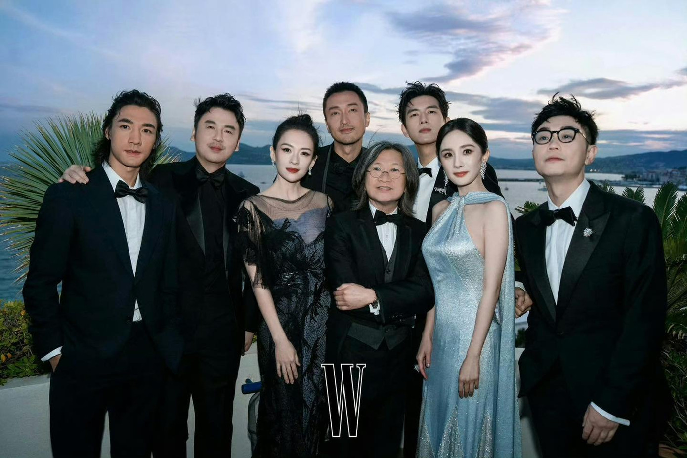 Dương Mịch cùng đoàn phim Tương viên lộng. Nữ diễn viên được nhiều nhiếp ảnh gia gọi tên nhưng cô vẫn ở lại cùng đồng nghiệp chụp hình tập thể. Dương Mịch cùng đoàn phim Tương viên lộng. Nữ diễn viên được nhiều nhiếp ảnh gia gọi tên nhưng cô vẫn ở lại cùng đồng nghiệp chụp hình tập thể.