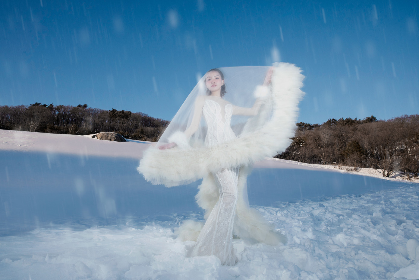 Dưới nền tuyết trắng giữa thời tiết lạnh -8 độ C tại Seoul - Gangwon, ống kính của ê-kíp đã tạo ra bộ ảnh độc đáo với các người mẫu. Bốn ngày thực hiện dự án của toàn ê-kíp là những thử thách lớn vì tất cả đều phải làm việc, di chuyển liên tục giữa thời tiết lạnh. Dưới nền tuyết trắng giữa thời tiết lạnh -8 độ C tại Seoul - Gangwon, ống kính của ê-kíp đã tạo ra bộ ảnh độc đáo với các người mẫu. Bốn ngày thực hiện dự án của toàn ê-kíp là những thử thách lớn vì tất cả đều phải làm việc, di chuyển liên tục giữa thời tiết lạnh.