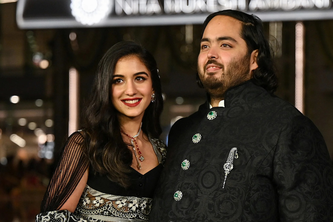 Anant Ambani (phải) và Radhika Merchant trong lễ khánh thành Trung tâm văn hóa Nita Mukesh Ambani năm 2023. Ảnh: Getty. Anant Ambani (phải) và Radhika Merchant trong lễ khánh thành Trung tâm văn hóa Nita Mukesh Ambani năm 2023. Ảnh: Getty.