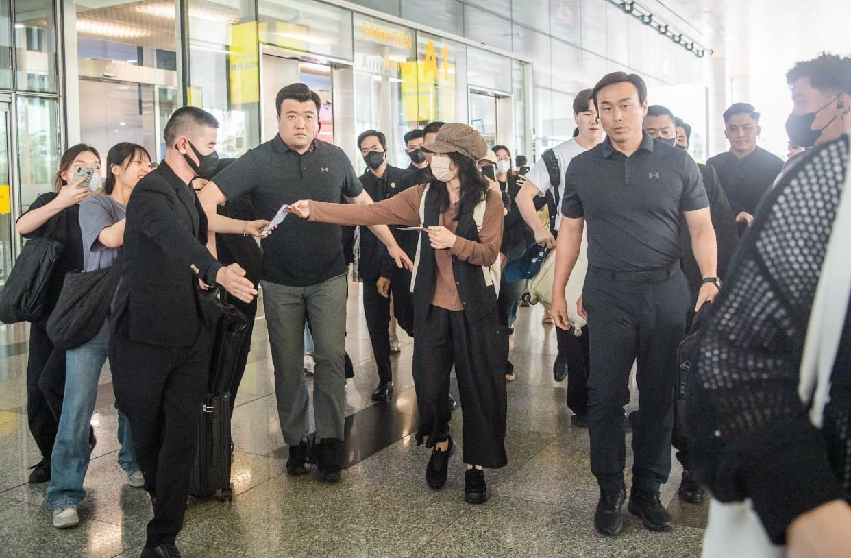 Em gái quốc dân Kim Yoo Jung được fan vây quanh khi đặt chân đến sân bay Nội Bài.