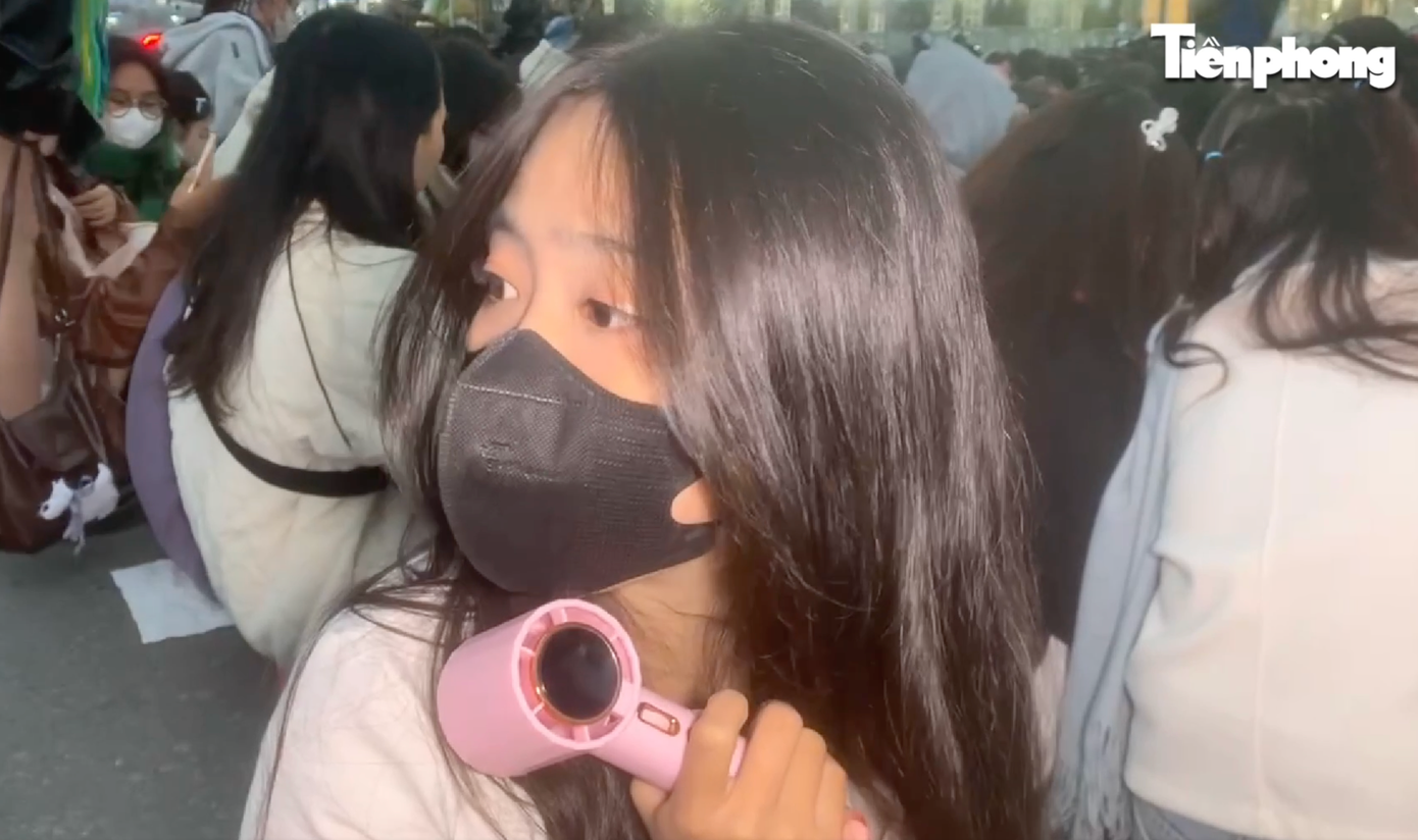 Huyền Trang (2006) bay từ TPHCM và thuê homestay gần khu vực sân Mỹ Đình để đi lại thuận lợi. Trang nói nhiều fan muốn có vị trí đẹp nên chuyện xếp hàng từ sáng sớm là điều khó tránh khỏi. &quot;Tôi mới &apos;đu&apos; show một tuần và rất thích các anh trai. Từ 6h sáng tôi ra sân xếp hàng, trời lạnh nhưng cảm giác vui và lạ, miễn là được gặp thần tượng là được rồi. Ở đây có nhiều xe qua lại, các bạn xếp thành hàng dài dễ gây ra tai nạn&quot; - Huyền Trang nói. Ảnh: Duy Phạm.