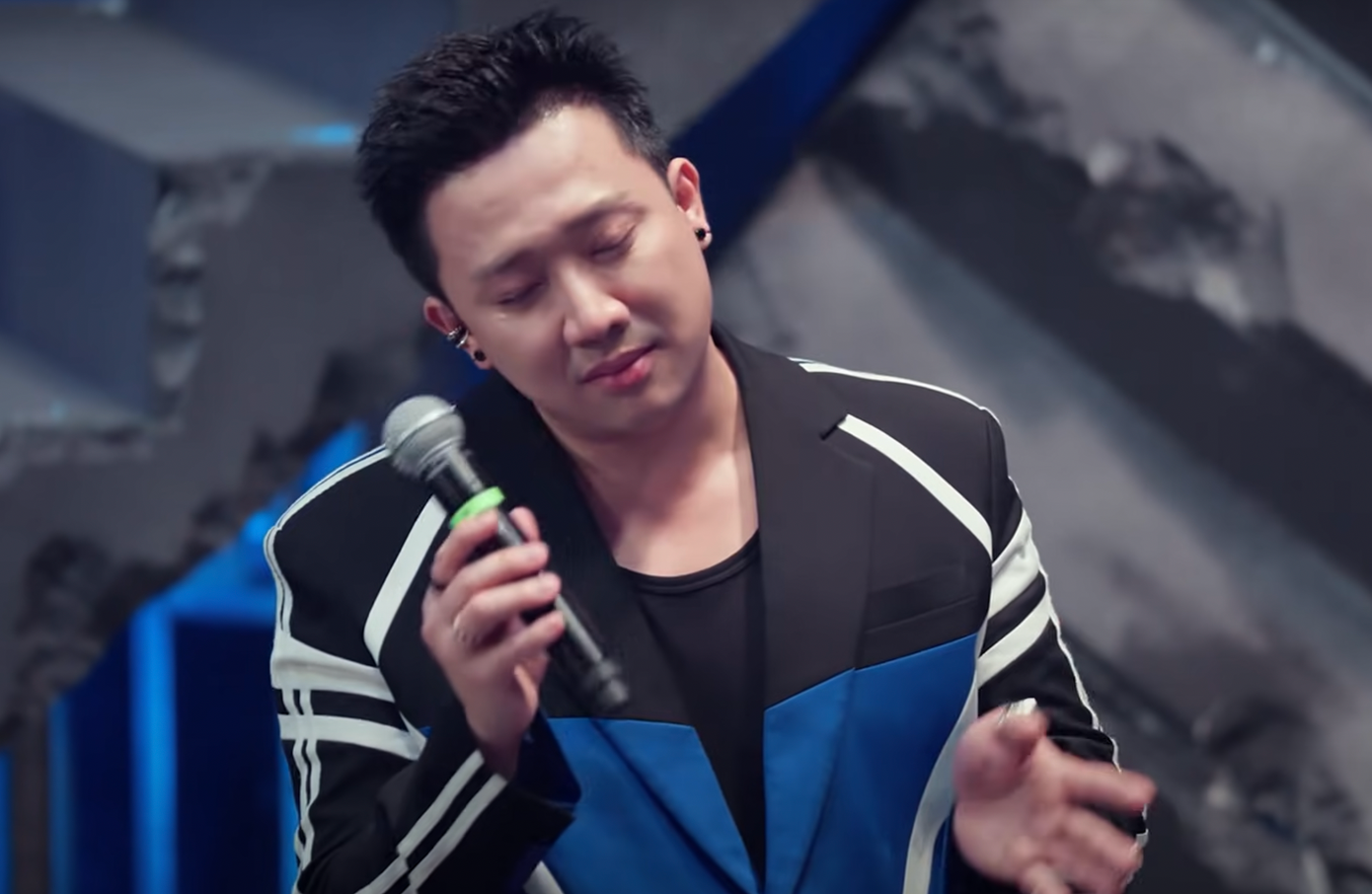 Trấn Thành xúc động trước màn trình diễn Từng của đội Tấm khiên.