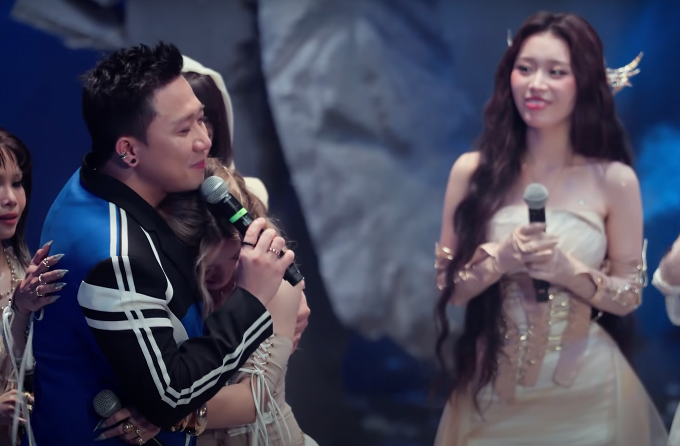 Trấn Thành xúc động trước màn trình diễn Từng của đội Tấm khiên.