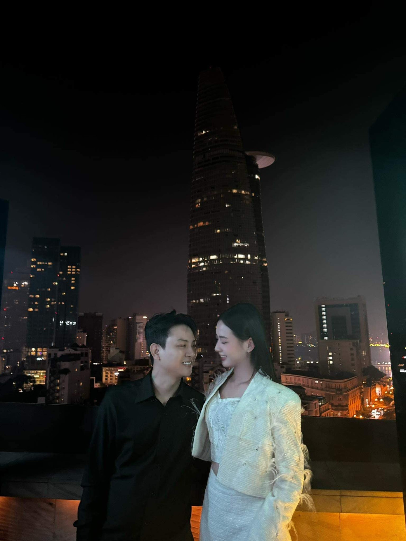 Nửa kia của Hoài Lâm tên Kim Ngân, sinh năm 2003, từng là nữ chính trong MV Người mới phát hành năm 2021 của nam ca sĩ. Nhiều người cho rằng cả hai nảy sinh tình cảm sau lần hợp tác này.