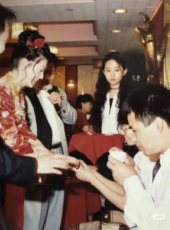 Hình ảnh thời bé của Lưu Diệc Phi (trái) gây sốt trên mạng xã hội Xiaohongshu (Tiểu Hồng Thư). Vấn đề quốc tịch của nữ diễn viên gây tranh cãi suốt nhiều năm. Hình ảnh thời bé của Lưu Diệc Phi (trái) gây sốt trên mạng xã hội Xiaohongshu (Tiểu Hồng Thư). Vấn đề quốc tịch của nữ diễn viên gây tranh cãi suốt nhiều năm.