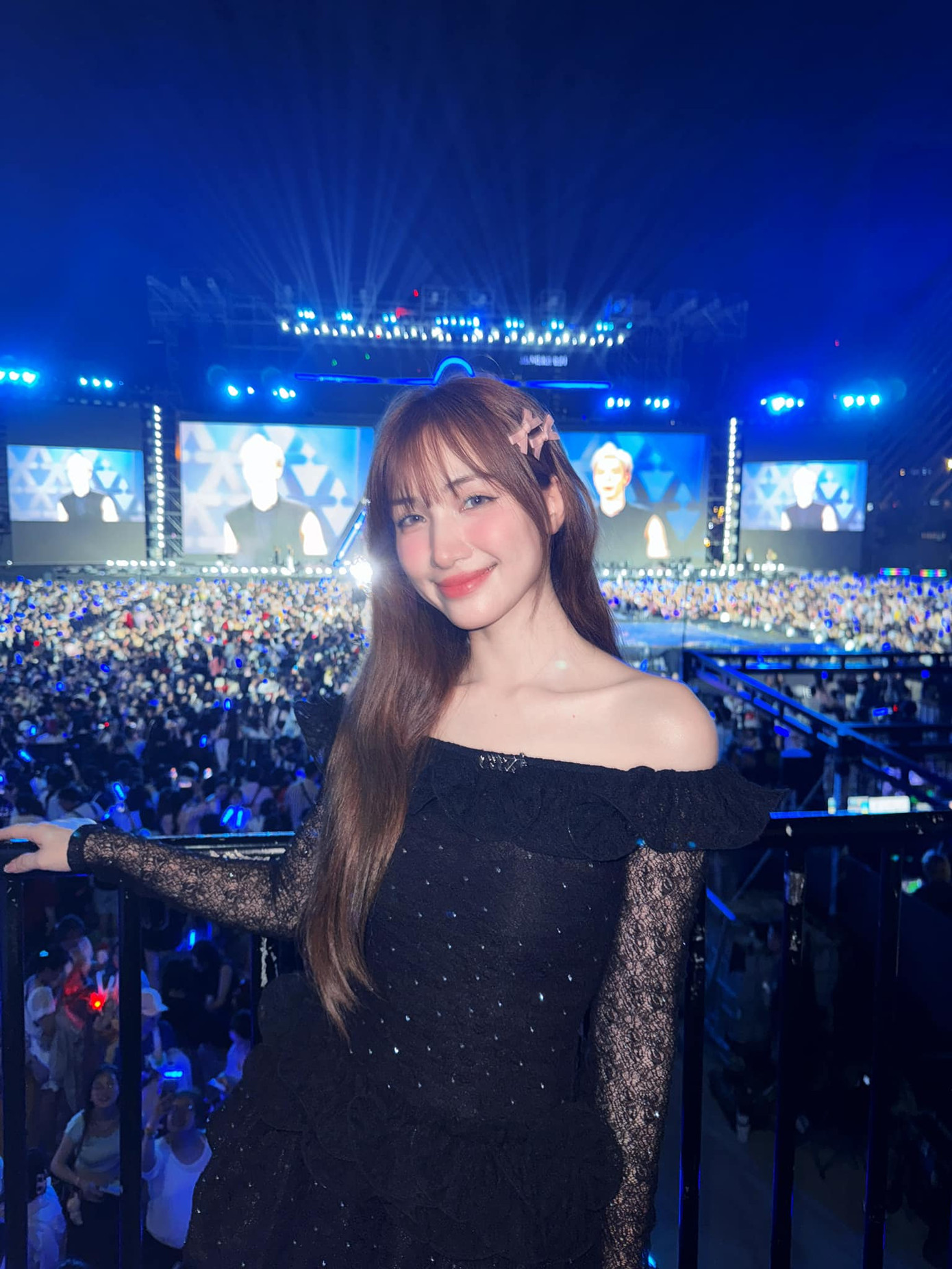 Không bỏ lỡ sự kiện lớn của các đồng nghiệp thân thiết là Đức Phúc và Erik, Hòa Minzy có mặt ủng hộ đàn em. Không bỏ lỡ sự kiện lớn của các đồng nghiệp thân thiết là Đức Phúc và Erik, Hòa Minzy có mặt ủng hộ đàn em.