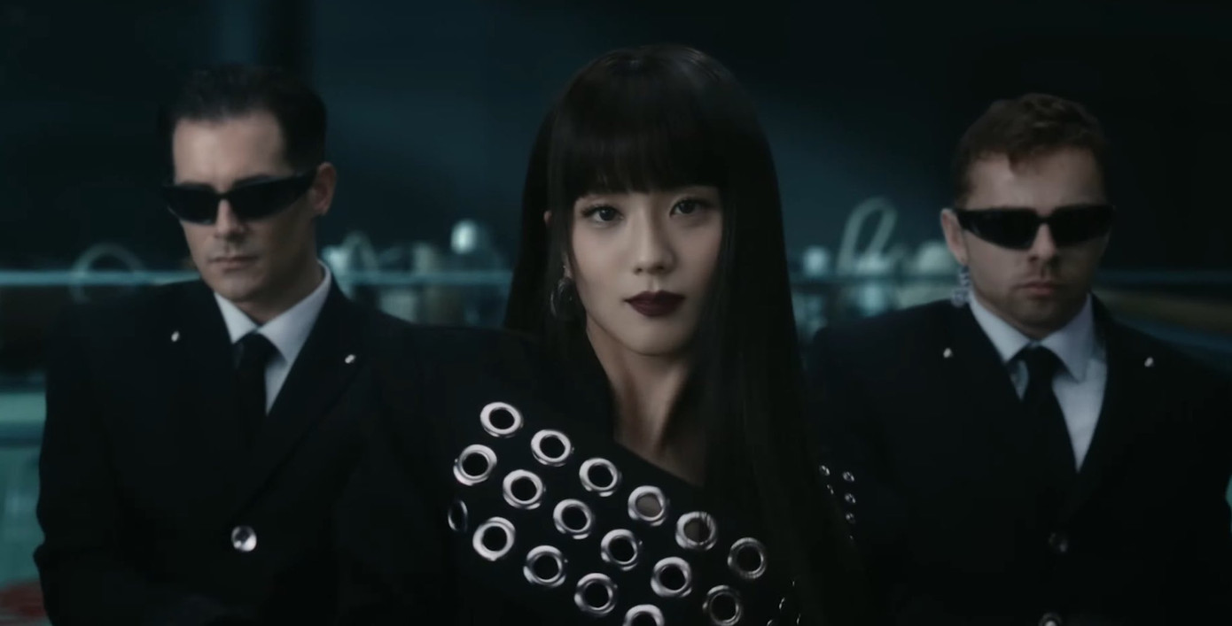 Tạo hình của Jisoo trong MV Earthquake.