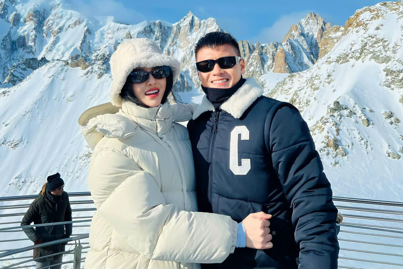 Chu Thanh Huyền từng sang Pháp chăm sóc chồng trong thời gian Quang Hải thi đấu tại đây. Cô sinh năm 2000, làm kinh doanh mỹ phẩm online. Trên trang cá nhân, Thanh Huyền chia sẻ video về cuộc sống hôn nhân được nam cầu thủ chăm sóc, yêu chiều. Chu Thanh Huyền từng sang Pháp chăm sóc chồng trong thời gian Quang Hải thi đấu tại đây. Cô sinh năm 2000, làm kinh doanh mỹ phẩm online. Trên trang cá nhân, Thanh Huyền chia sẻ video về cuộc sống hôn nhân được nam cầu thủ chăm sóc, yêu chiều.