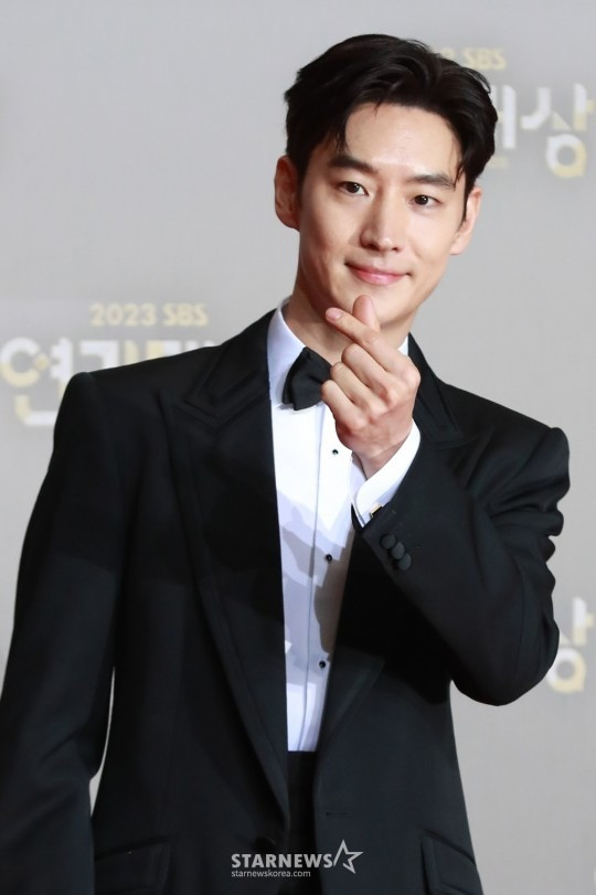 Diễn viên Lee Je Hoon lịch lãm trong bộ vest đen. Hai màu đen, trắng cũng là màu trang phục chủ đạo của dàn nghệ sĩ tham dự lễ trao giải SBS Drama Awards để tưởng nhớ cố diễn viên Lee Sun Kyun. Diễn viên Lee Je Hoon lịch lãm trong bộ vest đen. Hai màu đen, trắng cũng là màu trang phục chủ đạo của dàn nghệ sĩ tham dự lễ trao giải SBS Drama Awards để tưởng nhớ cố diễn viên Lee Sun Kyun.