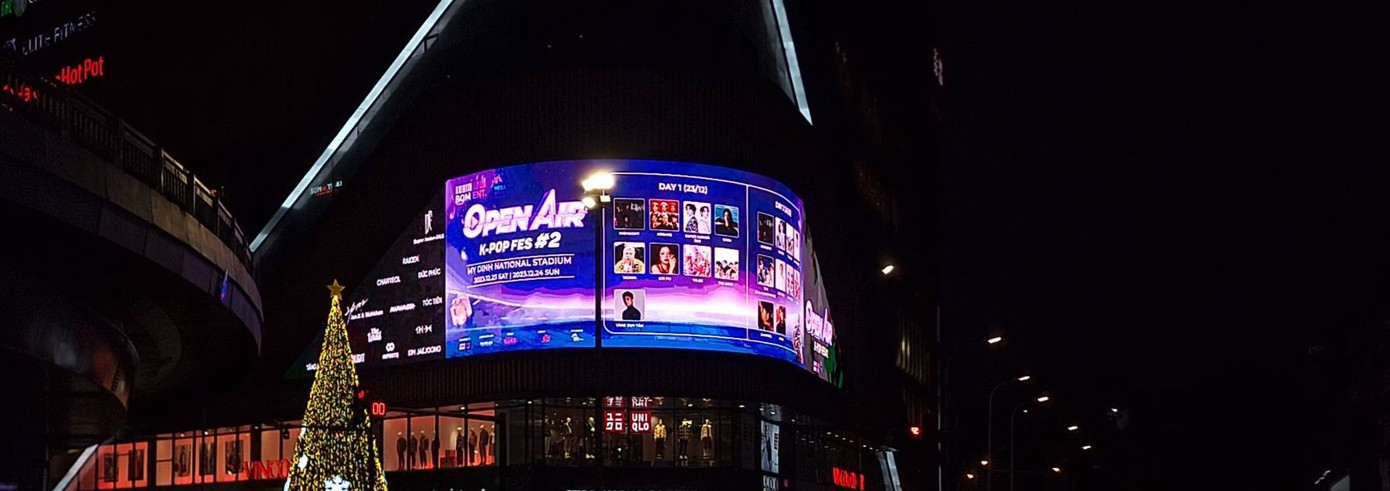 Đơn vị tổ chức liên tục chạy quảng cáo về hai đêm đại nhạc hội ở Mỹ Đình suốt hai tháng qua. Ảnh: BOM Entertainment. Đơn vị tổ chức liên tục chạy quảng cáo về hai đêm đại nhạc hội ở Mỹ Đình suốt hai tháng qua. Ảnh: BOM Entertainment.