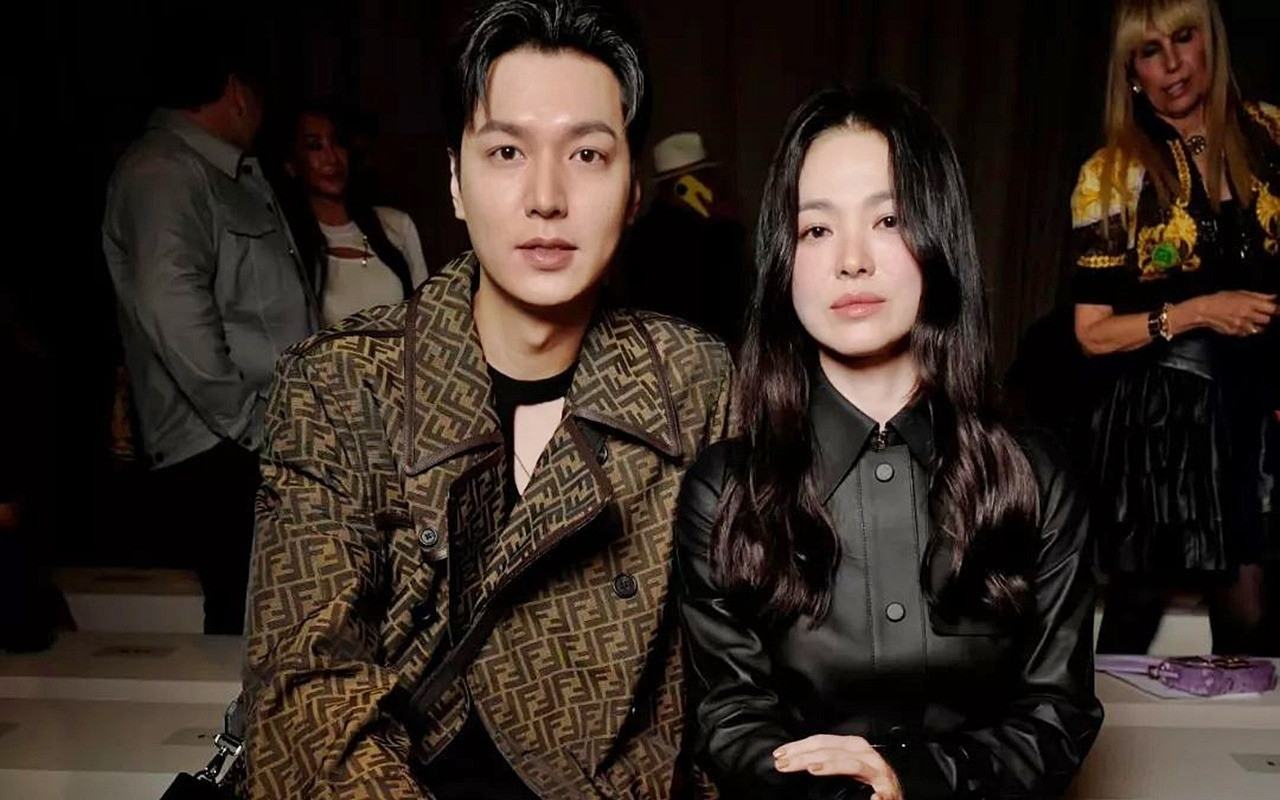 Song Hye Kyo và Lee Min Ho ngồi cạnh nhau trong sự kiện thời trang.