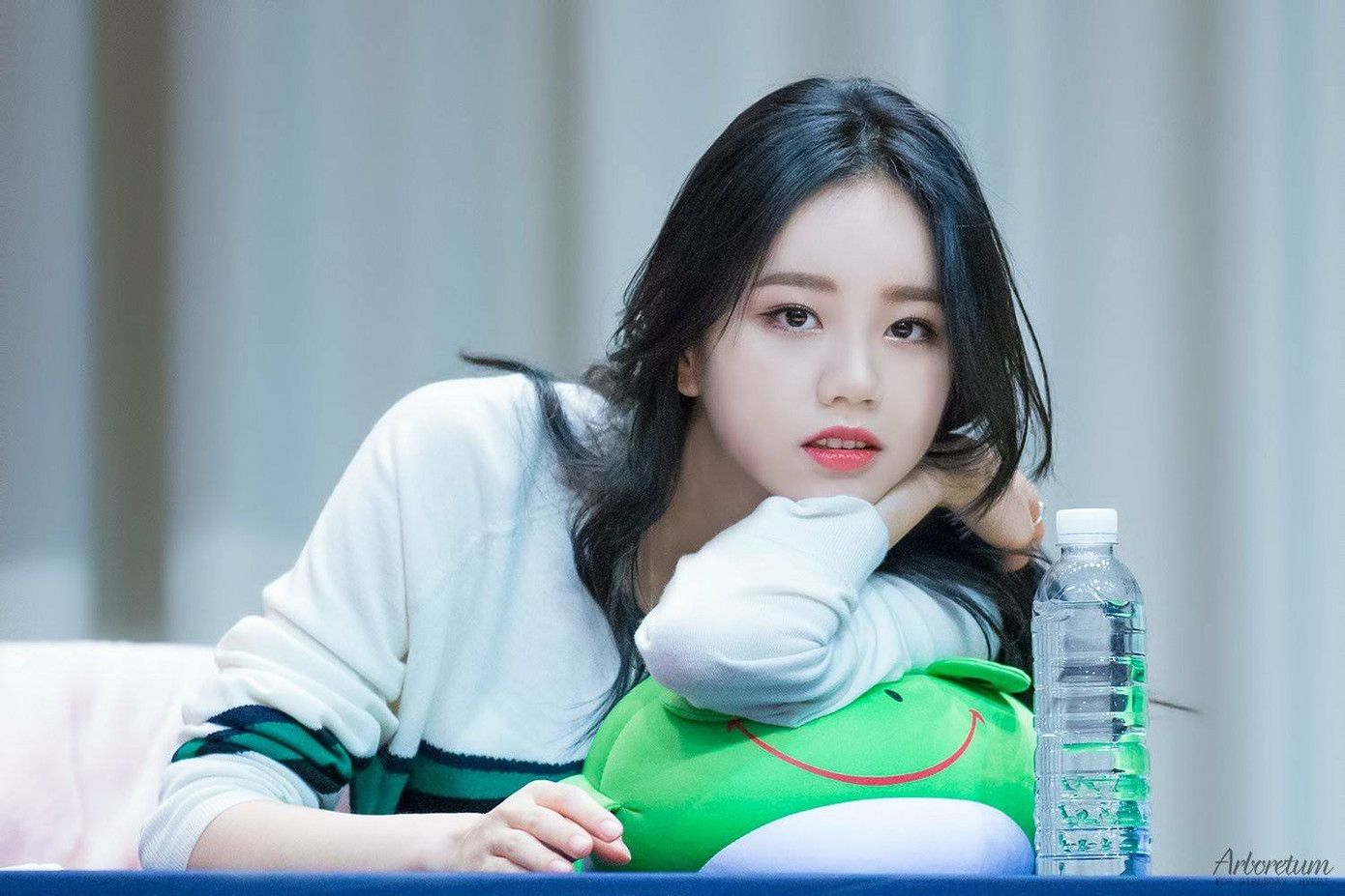 Bị chỉ trích diễn xuất tệ, không tiến bộ trong nhiều phim, Hyeri từng viết thư tay xin lỗi người hâm mộ. Cô đăng tải lên trang cá nhân: "Vì mọi người lúc nào cũng cổ vũ, tôi lại cảm thấy có lỗi hơn nữa. Tôi sẽ tự kiểm điểm bản thân và nỗ lực trong tương lai".