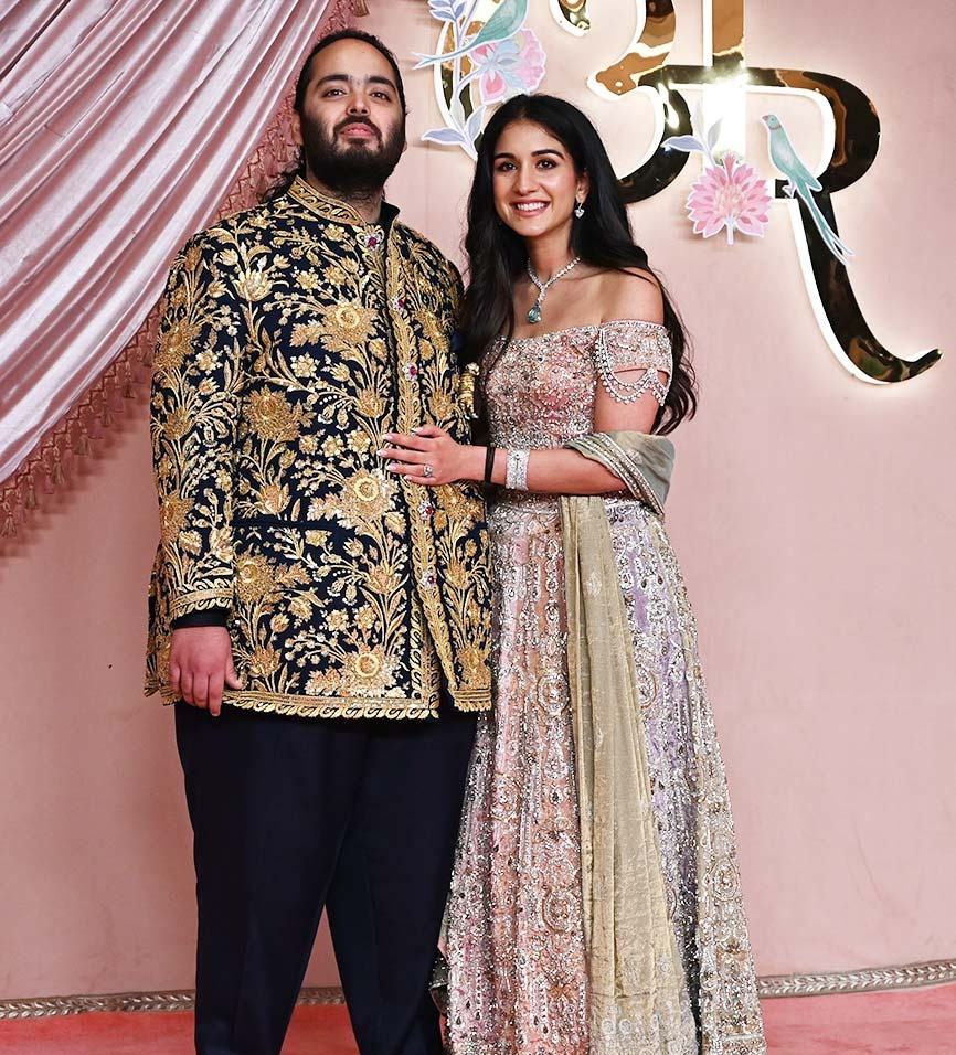 Bộ trang phục bandhgala được thêu bằng chỉ vàng của chú rể Anant Ambani. Bộ trang phục bandhgala được thêu bằng chỉ vàng của chú rể Anant Ambani.