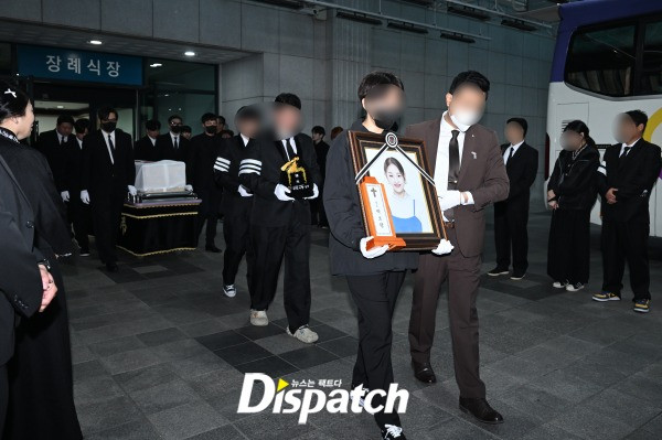 6h sáng 17/4, khoảng 50 người thân trong gia đình và người quen của tang quyến đã tiễn đưa ca sĩ Park Bo Ram trên hành trình cuối. Huh Gak, Park Jae Jung, Kang Seung Yoon, Roy Kim, Go Eun Ah, Giant Pink, Heo Young Ji và nhiều nghệ sĩ đã quen biết nhau từ show Superstar K đều có mặt.