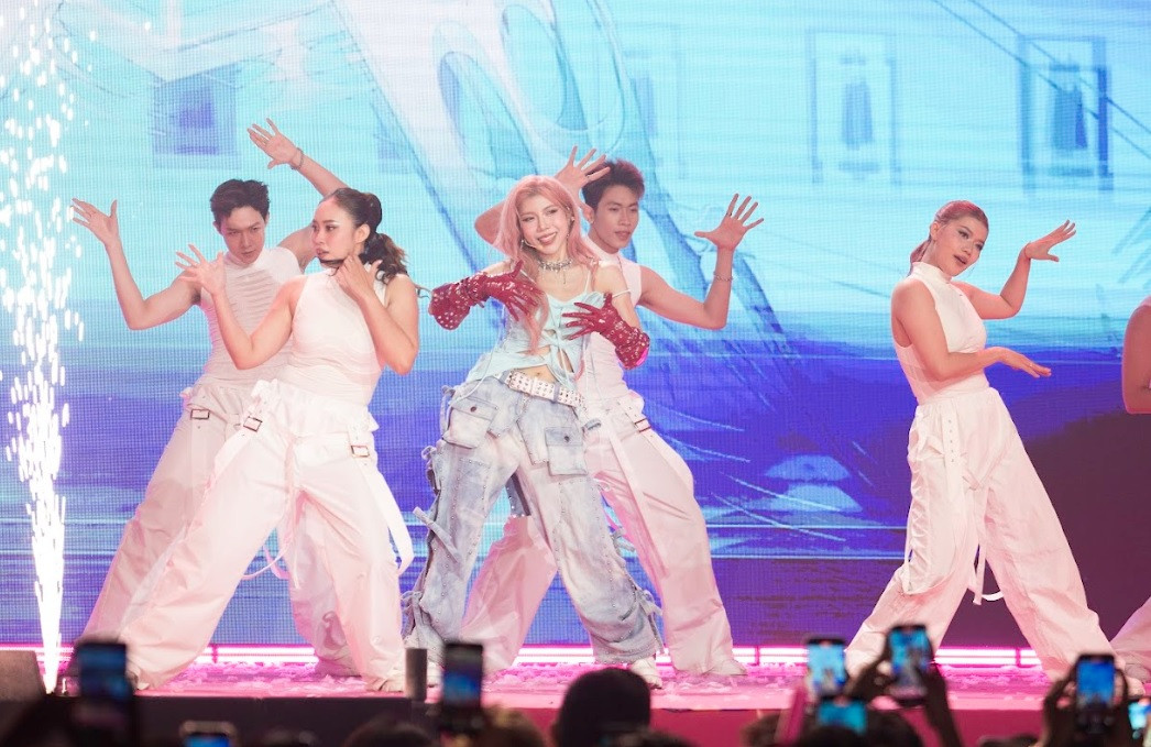 Trang Pháp khóc khi nhận hoa từ đàn chị Thu Phương trong buổi ra mắt album hôm 19/12.