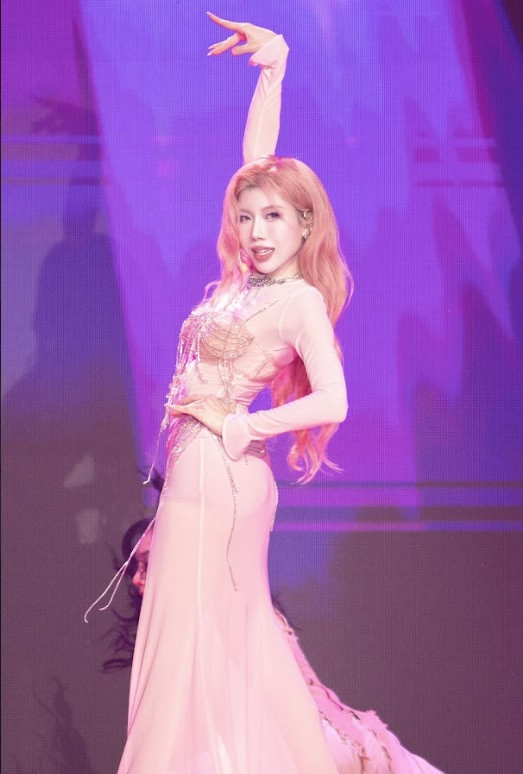 MV mới của Trang Pháp được đầu tư về mặt âm nhạc và hình ảnh. Lấy cảm hứng hình ảnh từ nhiều nền văn hóa, người xem dễ dàng nhận thấy sự quen thuộc của chiếc kiệu, khung quay tơ trong văn hóa Á Đông hay phong cách trang điểm và bối cảnh đậm chất khoa học viễn tưởng phương Tây.