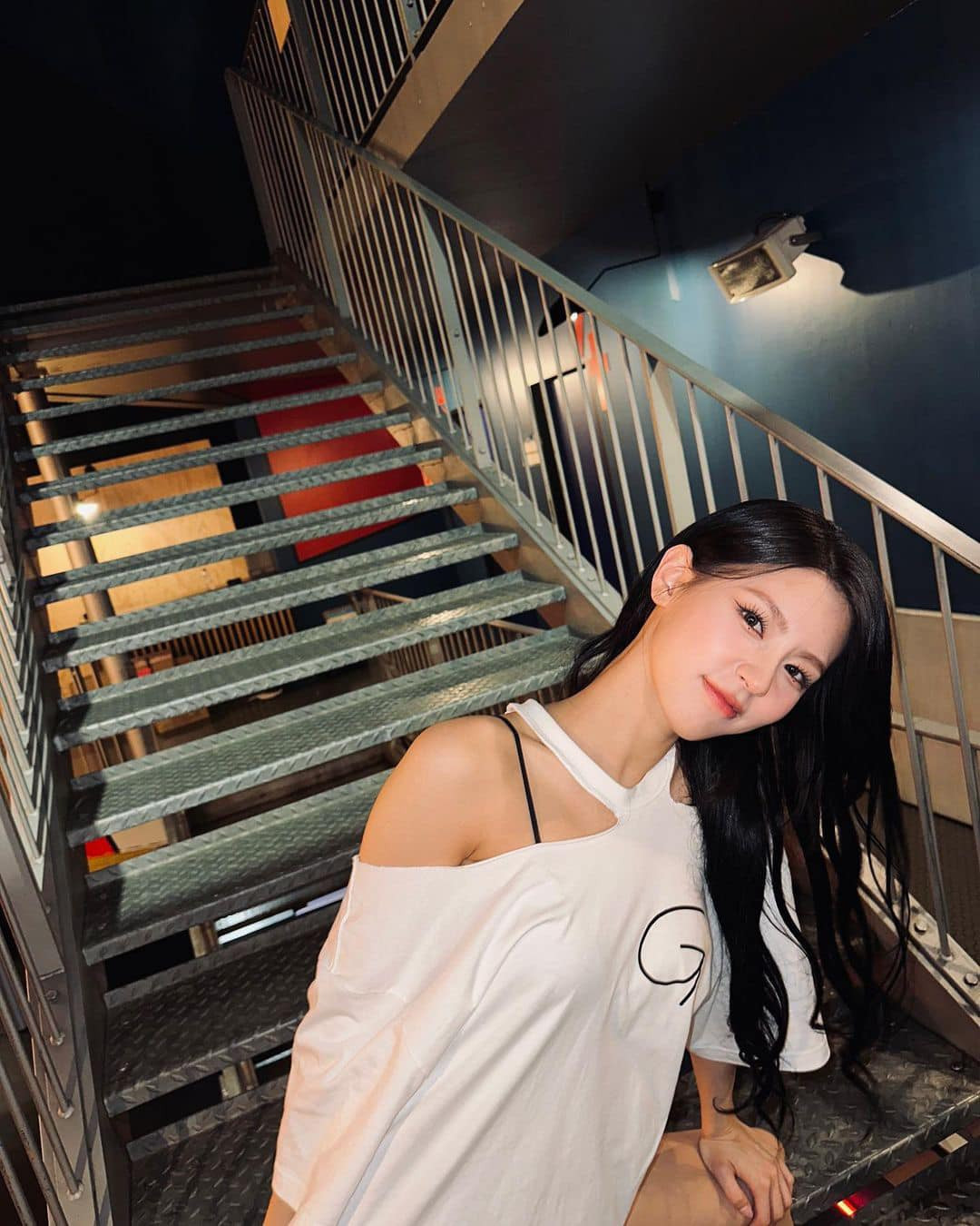 Nhiều thông tin cho rằng YG đã lựa chọn giữa Jisoo và Miyeon, cả hai đều có quốc tịch Hàn và có ngoại hình nổi bật. Cuối cùng, Jisoo là người được chọn. Miyeon tìm hướng đi mới, trở thành giọng ca chính trong nhóm nhạc (G)I-DLE. Dù không thể chung nhóm, mối quan hệ của Miyeon và các thành viên BlackPink vẫn khá tốt.