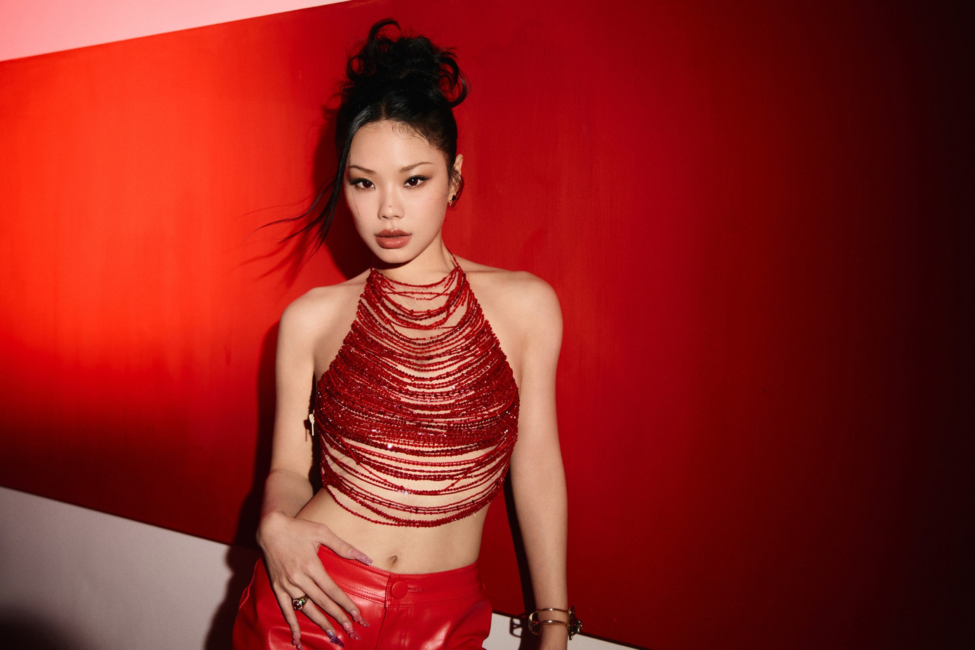 Nữ rapper Vinida Weng bị ngã từ độ cao 2 m.