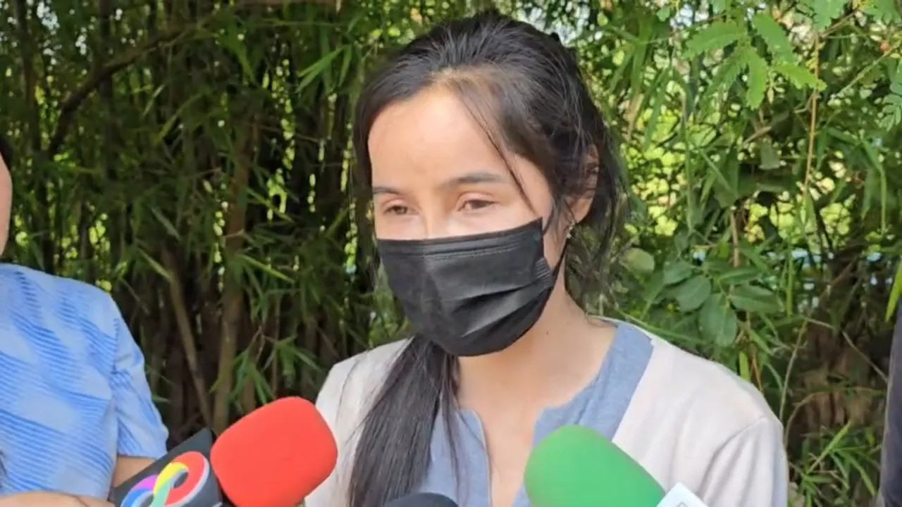 Bạn gái (trái) và cha của nạn nhân trả lời truyền thông.