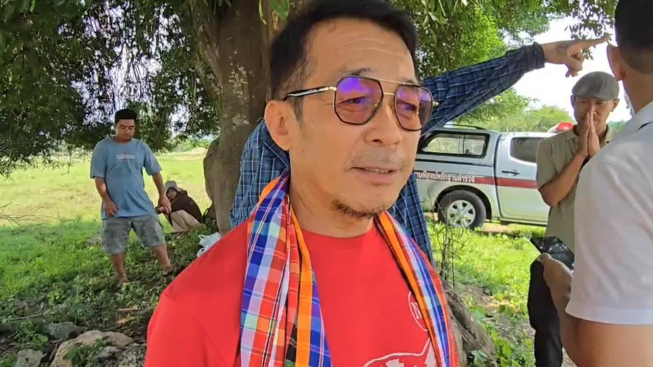 Bạn gái (trái) và cha của nạn nhân trả lời truyền thông.