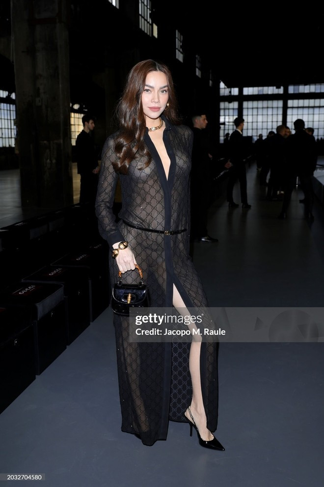 Hồ Ngọc Hà là đại diện duy nhất của Việt Nam tham dự Milan Fashion Week của Gucci ngày 23/2 (giờ địa phương). “Chuyến đi giúp tôi có thêm nhiều trải nghiệm và gặp gỡ, học hỏi từ những ngôi sao lớn trên thế giới” – nữ ca sĩ chia sẻ. Ca sĩ nhận nhiều lời khen ngợi khi không bị "dìm" nhan sắc trước ống kính "hung thần" Getty Image. Ảnh: Getty. Hồ Ngọc Hà là đại diện duy nhất của Việt Nam tham dự Milan Fashion Week của Gucci ngày 23/2 (giờ địa phương). “Chuyến đi giúp tôi có thêm nhiều trải nghiệm và gặp gỡ, học hỏi từ những ngôi sao lớn trên thế giới” – nữ ca sĩ chia sẻ. Ca sĩ nhận nhiều lời khen ngợi khi không bị "dìm" nhan sắc trước ống kính "hung thần" Getty Image. Ảnh: Getty.