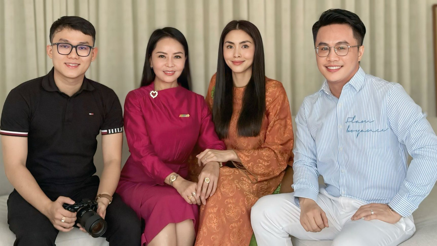 Nhà báo, MC Tấn Tài (bìa phải) trong cuộc gặp gỡ với Tăng Thanh Hà. Nhà báo, MC Tấn Tài (bìa phải) trong cuộc gặp gỡ với Tăng Thanh Hà.