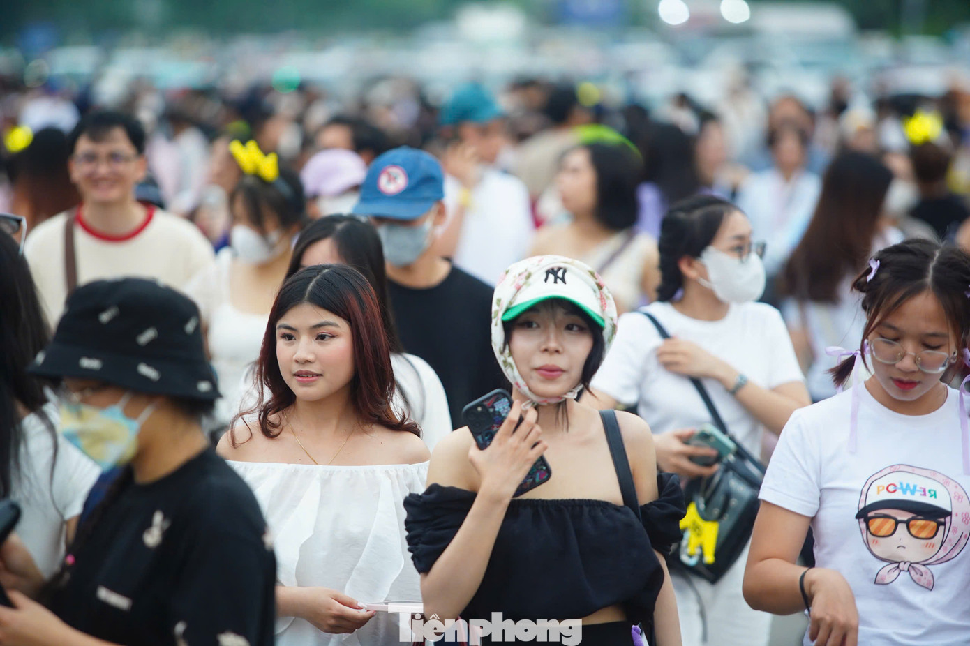 Đặc biệt, người hâm mộ G-Dragon diện khăn bandana và mũ lưỡi trai, phong cách từng được nam ca sĩ lăng xê và được gọi là &quot;phong cách bà thím&quot;.