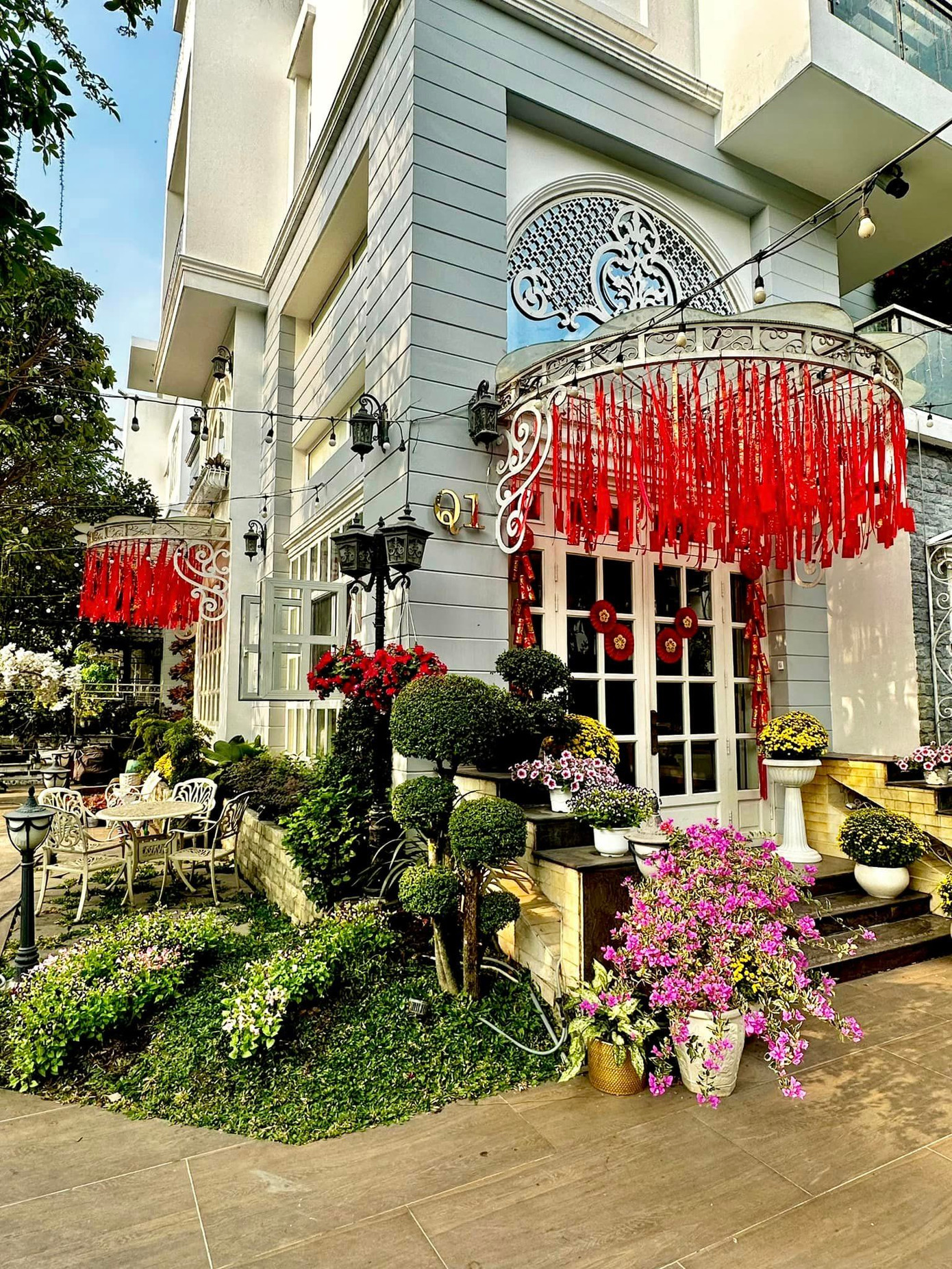 Mỗi dịp Tết, gia đình cựu siêu mẫu Thúy Hạnh - nhạc sĩ Minh Khang đều phủ kín sắc đỏ từ trong ra ngoài căn biệt thự rộng 200 m2 ở quận 9, TP.HCM. "Hai con gái bảo mẹ trang trí nhà như studio. Mấy năm trước còn bảo tưởng nhà có đám cưới" - Thúy Hạnh chia sẻ. Tết Giáp thìn, gia đình cô dự định ra Hà Nội ăn Tết cùng bên ngoại từ ngày 28 âm.