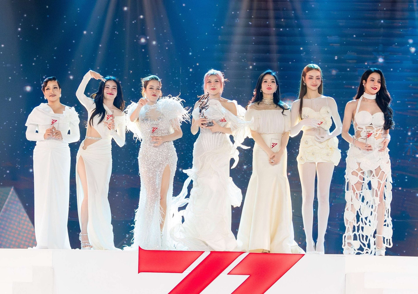 7 chị đẹp thành đoàn show Đạp gió bản Việt, Trang Pháp là trưởng nhóm. Ảnh: NSX.