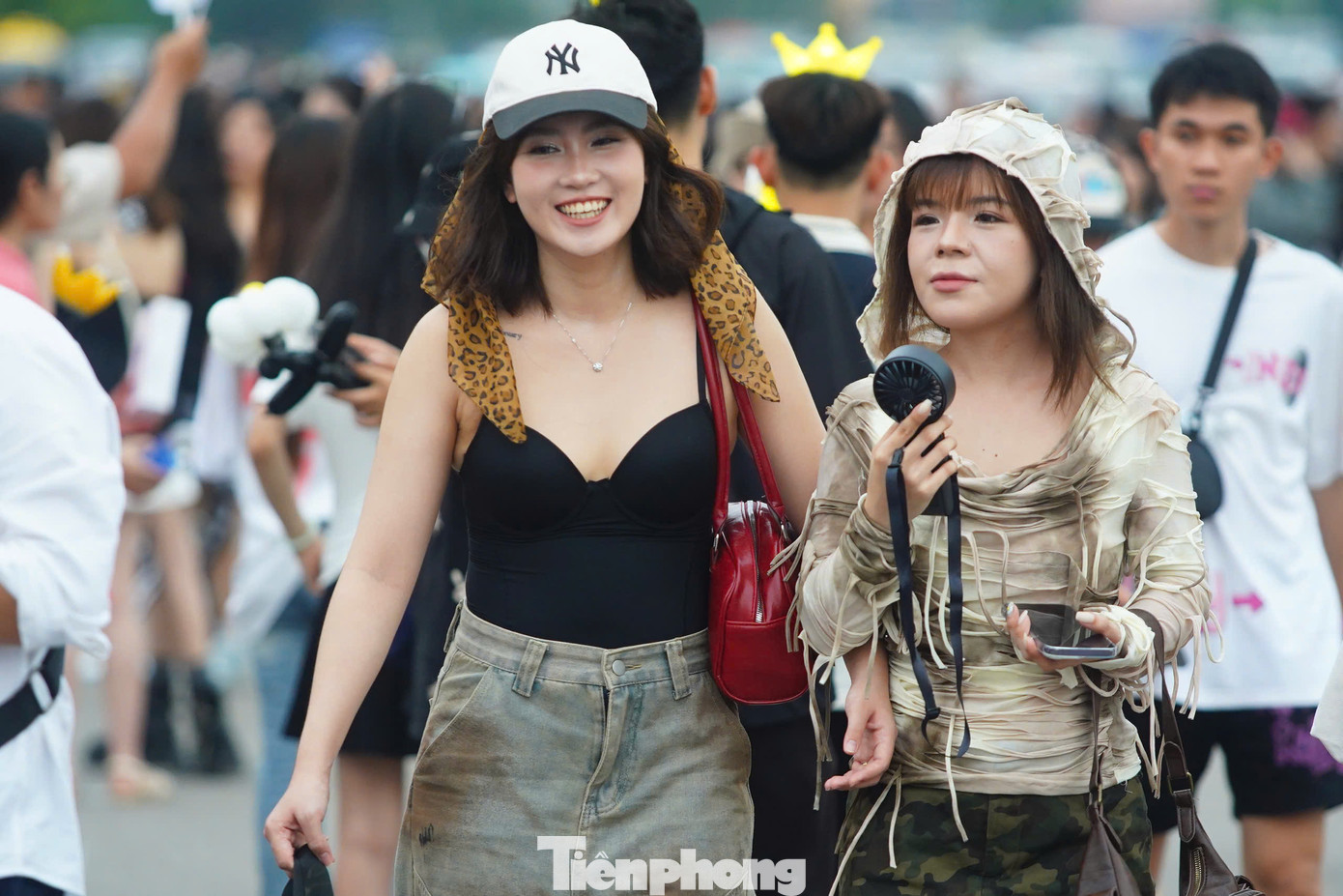 Dù thời tiết có khả năng mưa theo dự báo từ Trung tâm Khí tượng Thủy văn quốc gia, song nhiều người hâm mộ vẫn có mặt từ sớm.