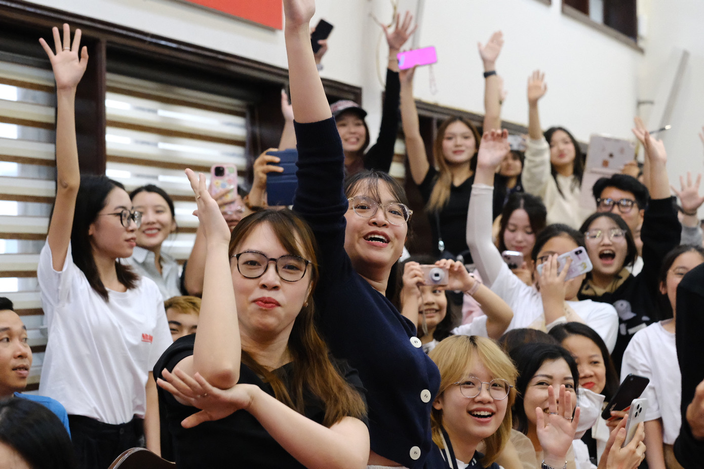 Đám đông phấn khích hô tên thần tượng. Đám đông phấn khích hô tên thần tượng.