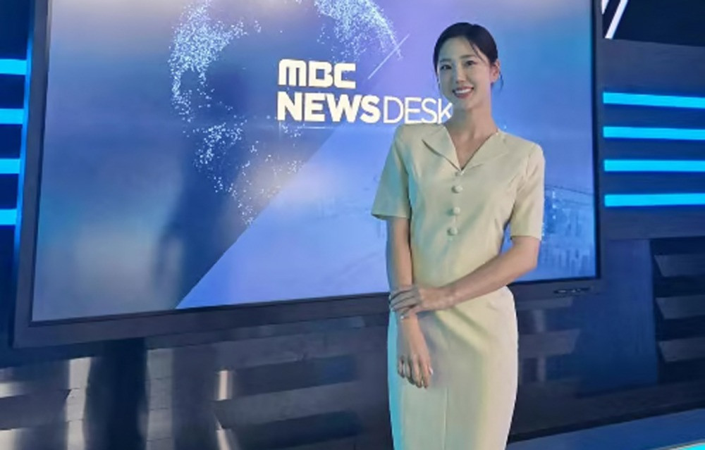 MC Kim Ga Young. MC Kim Ga Young.