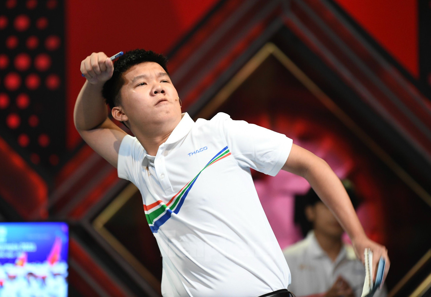 &quot;Em không còn gì để mất&quot; - Xuân Mạnh quyết tâm chọn gói câu hỏi 3 câu 30 điểm. Nam sinh trường Hàm Rồng trả lời đúng 2 câu, trong đó một câu lựa chọn ngôi sao hy vọng. Từ 100 điểm, Xuân Mạnh nâng tổng số điểm lên 190, bám sát người dẫn đầu là Trọng Thành. Ảnh: Như Ý