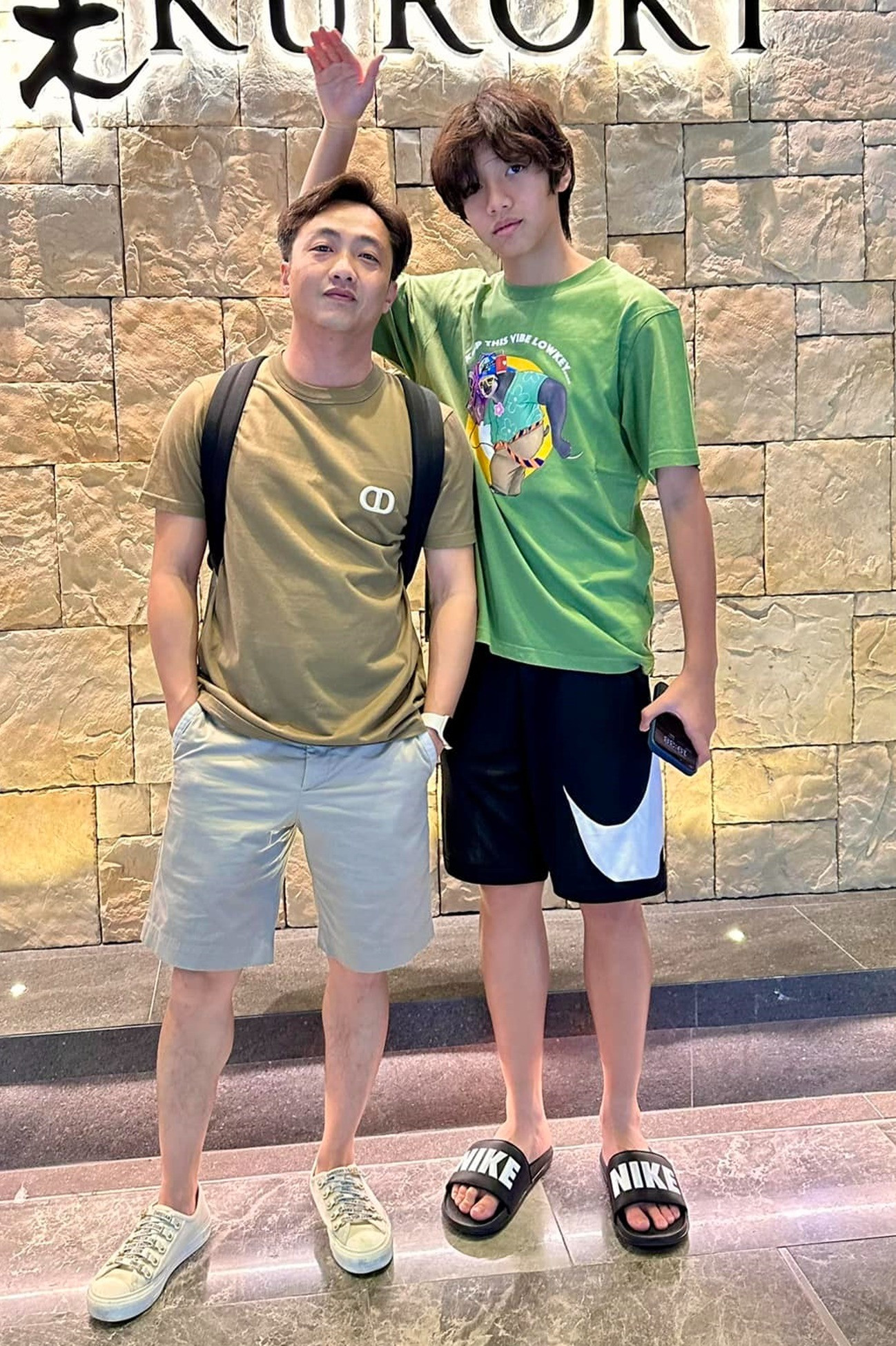 Mới 14 tuổi, Subeo cao nổi trội so với bạn bè cùng trang lứa. Đứng cạnh con trai, Cường Đô La trông nhỏ bé hơn nhiều. Mới 14 tuổi, Subeo cao nổi trội so với bạn bè cùng trang lứa. Đứng cạnh con trai, Cường Đô La trông nhỏ bé hơn nhiều.