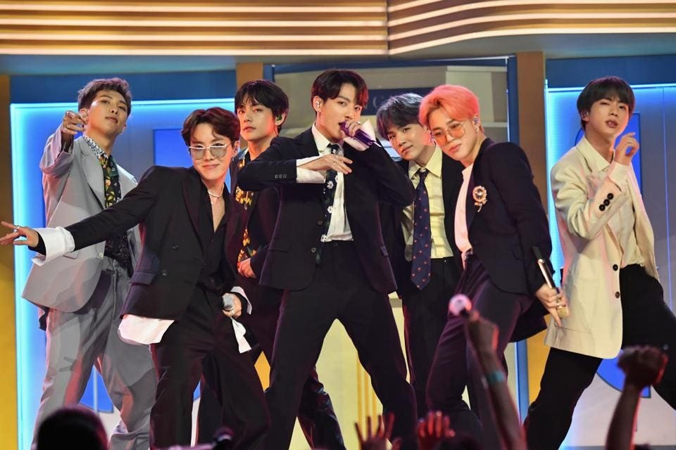 BTS diễn tại Billboard Music Awards 2019. BTS diễn tại Billboard Music Awards 2019.