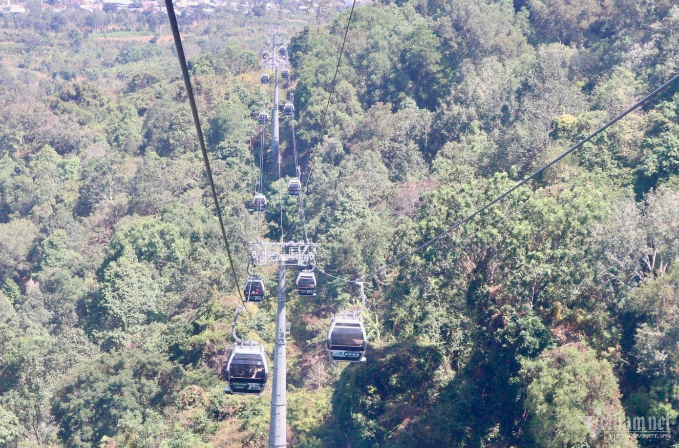 Cách thành phố Hồ Chí Minh hơn 100km về hướng Đông Bắc, chùa Gia Lào là địa điểm du lịch tâm linh nổi tiếng ở tỉnh Đồng Nai, nằm ở lưng chừng núi Chứa Chan cao 837m, được mệnh danh là “Đệ nhị thiên sơn” ở Đông Nam bộ. Cách thành phố Hồ Chí Minh hơn 100km về hướng Đông Bắc, chùa Gia Lào là địa điểm du lịch tâm linh nổi tiếng ở tỉnh Đồng Nai, nằm ở lưng chừng núi Chứa Chan cao 837m, được mệnh danh là “Đệ nhị thiên sơn” ở Đông Nam bộ.