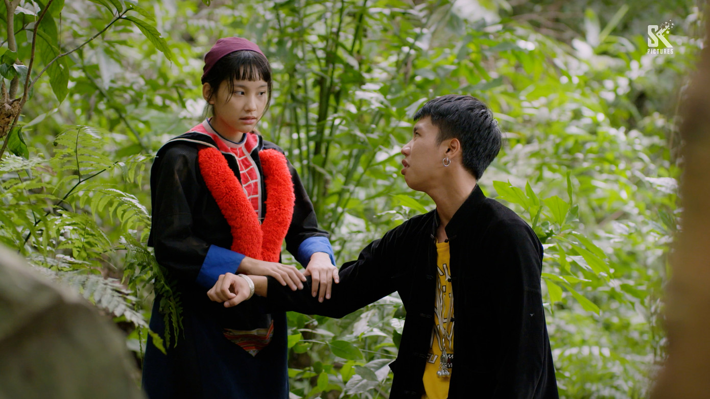 Diễn xuất tự nhiên cùng “chemistry” (phản ứng hóa học - PV) bùng nổ giữa cặp chính khiến khán giả phát cuồng. Các đoạn video về phim hút hàng triệu lượt xem. Trên YouTube, mỗi tập phim đều trên một triệu view (lượt xem) dù phim phát song song trên VTV. Nhà sản xuất thông báo Đi giữa trời rực rỡ đạt một tỷ view trên các nền tảng số sau 8 tập đầu.