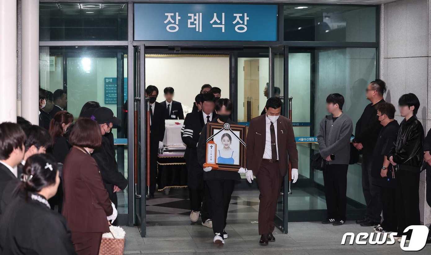 Ngày 11/4, Park Bo Ram đột ngột qua đời. Theo cảnh sát, người ta phát hiện thi thể cô nằm gục trong phòng tắm khi vừa uống rượu tại nhà người quen. Cô được đưa đến bệnh viện cấp cứu nhưng không qua khỏi.