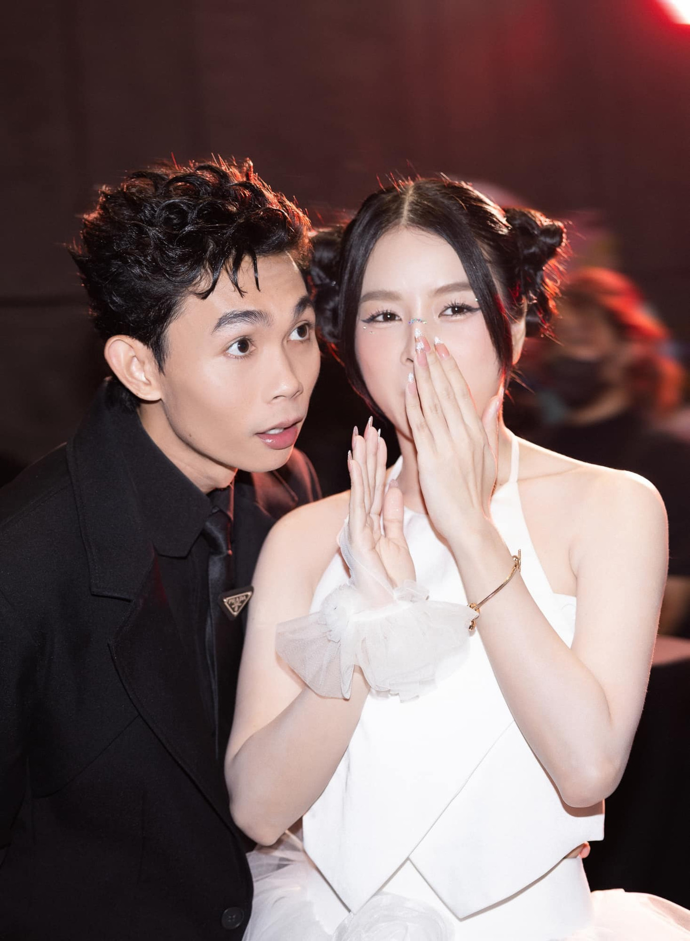 Ồn ào khen Đất rừng phương Nam thái quá của Hồng Thanh liên lụy đến bạn gái DJ Mie. Nam diễn viên lên tiếng xin lỗi và hoàn tiền cho khán giả. Ồn ào khen Đất rừng phương Nam thái quá của Hồng Thanh liên lụy đến bạn gái DJ Mie. Nam diễn viên lên tiếng xin lỗi và hoàn tiền cho khán giả.