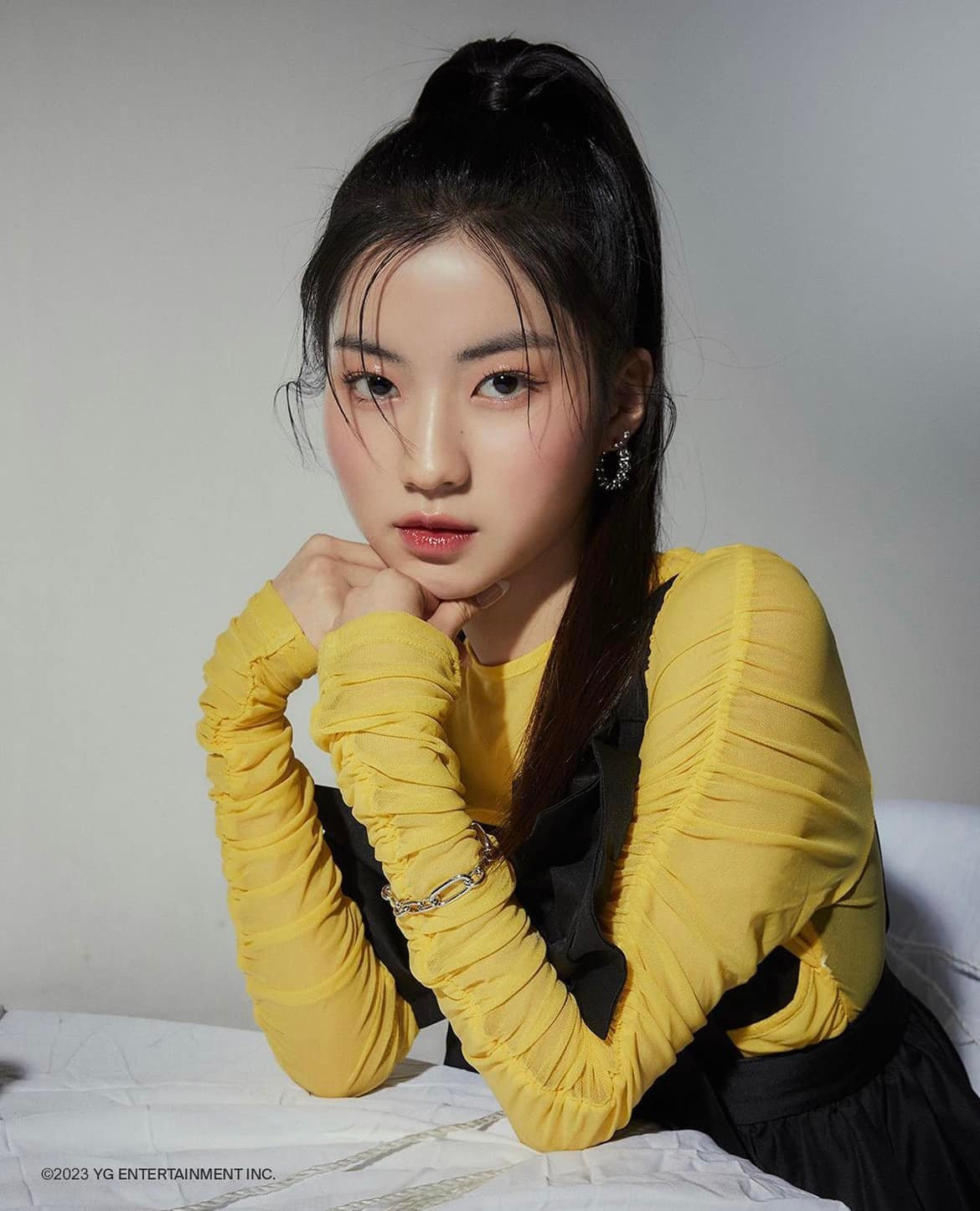 Cô gái được kỳ vọng đảm nhận vị trí rap chính của Baby Monster là Asa, sinh năm 2006, người Nhật Bản. Nữ thần tượng ghi điểm với kỹ năng và phong cách rap mạnh mẽ. Có nhiều thông tin Asa từng là thành viên thuộc ban nhạc kịch. Cô trở thành thực tập sinh của YG vào khoảng năm 2017-2018.